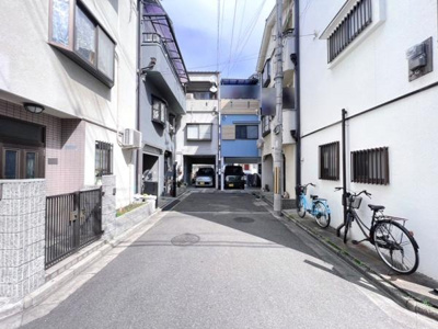 【前面道路含む現地写真】 | 三箇2丁目　中古一戸建て | 前面道路幅員は約4.7ｍです。