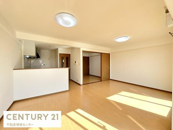 【居間・リビング】 | ルネ・パークプラザ | ＬＤＫ16.8帖の広々リビング！南西向きで陽当りの良いリビングで気持ち良い～！カウンターキッチンで廻りを見渡せるので、そこもうれしいポイント！