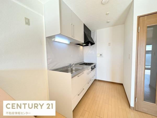 【キッチン】 | ルネ・パークプラザ | ガスコンロ3口付きのシステムキッチン！シンクも広く、調理台の広さもしっかりあるので、らくらく調理！