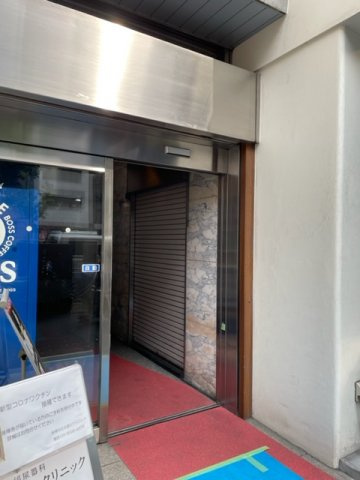 明和ビルのエントランス