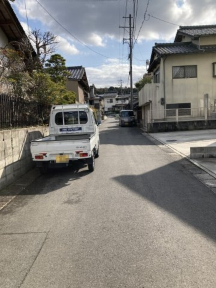 松江市東出雲町揖屋　中古住宅の前面道路含む現地写真