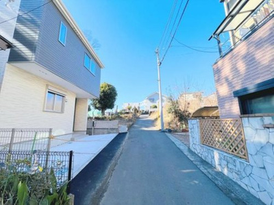 【前面道路含む現地写真】 | ◆全室６帖以上！勾配天井２階LDKで開放的◆綾瀬市寺尾台３丁目