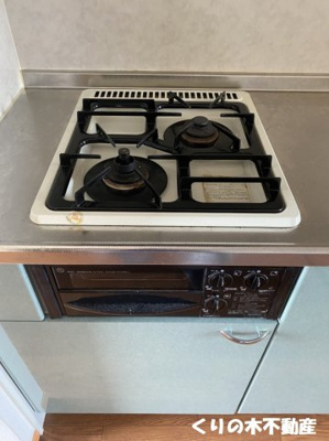 【設備】 | アビテ馬越 | ガスコンロ2口（同タイプの室内写真です。実物は現況優先とします）