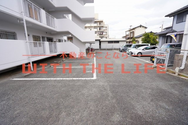 フローラルマンション【キャッシュバック対象物件】の駐車場|駐車場があるので、車を買う予定の方も安心です
