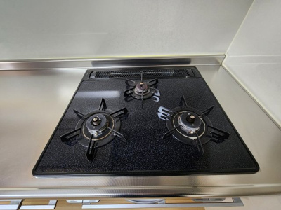【その他共用部分】 | 【売主直売】エシール磯子 | 3口ガスコンロです。複数の調理を並行でき便利です。