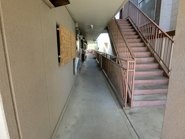 サンライズマンションのエントランス