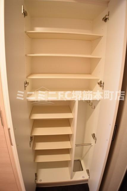 プレサンス谷町七丁目の玄関