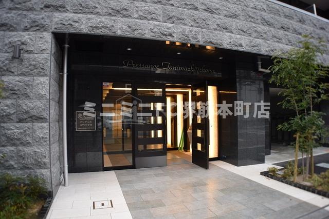 プレサンス谷町七丁目のエントランス