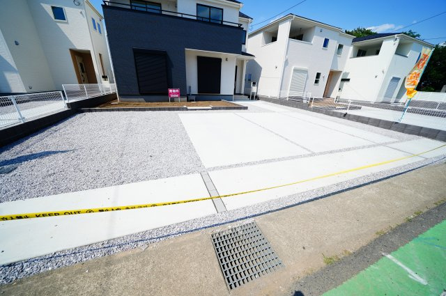 新築　前橋市三俣町第1　LiveleGarden.S　2号棟の駐車場|現地写真　 駐車スペース広々！建物南側に並列で4台置けます♪					
