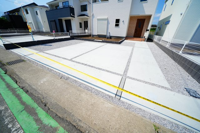 新築　前橋市三俣町第1　LiveleGarden.S　3号棟の駐車場|現地写真　 駐車スペース広々！建物南側に並列で4台置けます♪					
