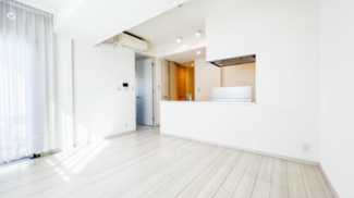 【外観】 | 【 Living　room 】
木の暖かさを感じられ、団欒とした生活を送ることができるリビングルーム。気持ちのいい日の光の下、ゆっくりとしたくつろげる時間を楽しみませんか？