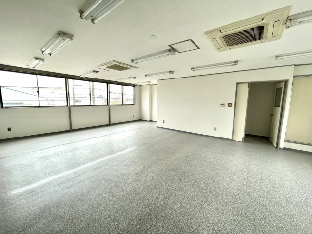 豊明市西川町島原倉庫付事務所の駐車場
