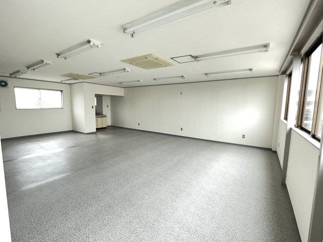 豊明市西川町島原倉庫付事務所のロビー