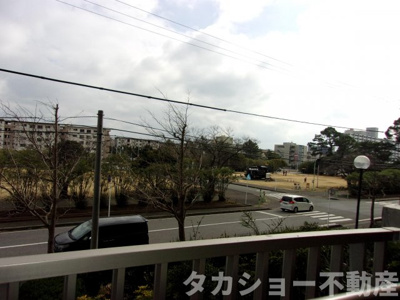 【展望】 | 稲毛東映マンション A棟 | 前面公園ですので、2階ですが眺望良好です。
陽当りも良い気持ちの良いお部屋です!!