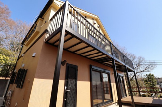 【外観】 | 広々としたお庭に大型のウッド風の樹脂デッキ付きの一戸建てです。間取りや外観など、こだわった作りになっています♪南側に遮るものがなく、日当り良好です♪