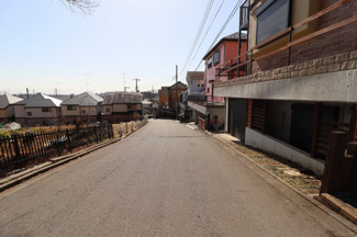 【前面道路含む現地写真】 | 前面道路は約5ｍのゆとりがあり、駐車楽々です♪