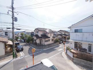 【展望】 | 【穏やかな街並みの眺望】
バルコニーから見える穏やかな街並み
爽やかな風と柔らかく降り注ぐ陽光を感じて頂けます。心地良い開放感が暮らしにゆとりと充足感をもたらします