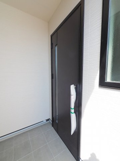 【エントランス】 | 【エントランス】
玄関ドアはお洒落な色を採用
日々の帰宅も今とは違う空間に