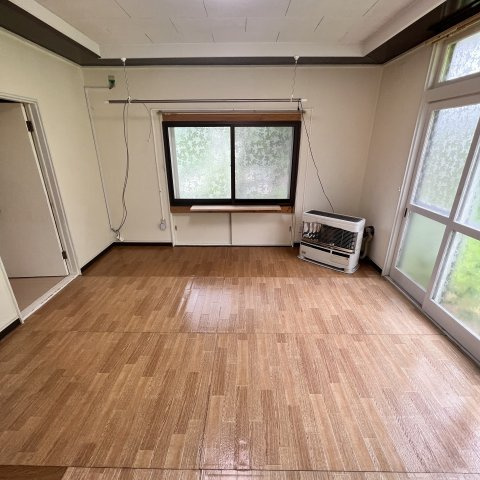 室蘭市港北町4丁目18-13戸建の居間・リビング