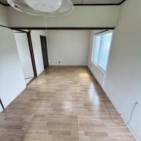 室蘭市港北町4丁目18-13戸建の居間・リビング