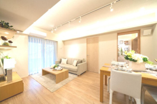 【外観】 | 【 Living　room 】
木の暖かさを感じられ、団欒とした生活を送ることができるリビングルーム。気持ちのいい日の光の下、ゆっくりとしたくつろげる時間を楽しみませんか？