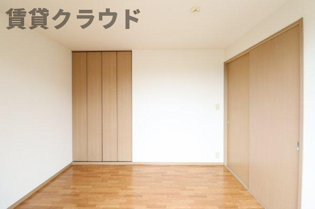 グレイスパティオⅡの寝室|広くて明るい寝室