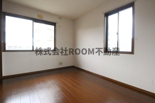 リーフレットエコーⅠ号館の寝室|落ち着いた色調の寝室です