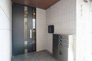 【エントランス】 | オートロックあるエントランスと郵便ポスト、宅配ボックスを設置しています。