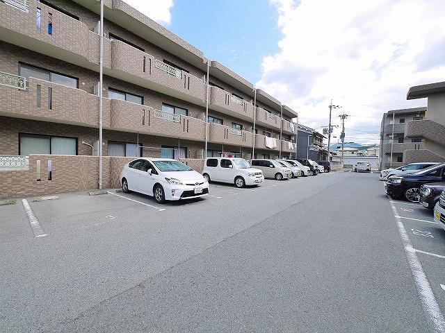 フルーエントⅠの駐車場|車をお持ちの方に嬉しい駐車場付きの物件です