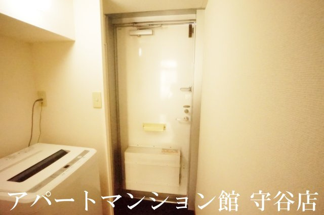 レオパレス守谷中央の玄関