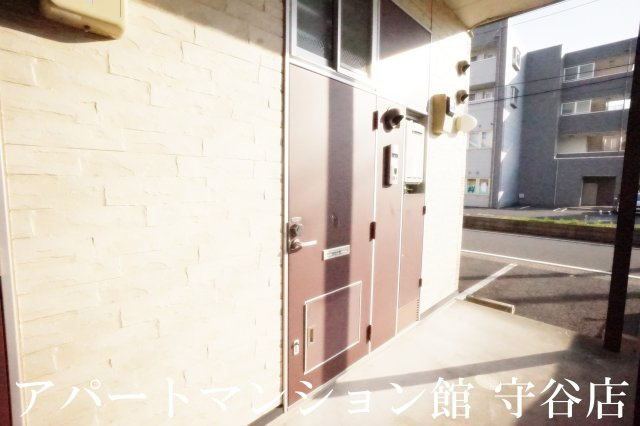 レオパレス守谷中央のエントランス