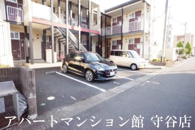 レオパレス守谷中央の駐車場