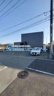 【外観】 | 駐車スペースは並列で3台可能。