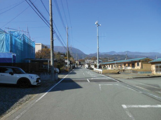 【前面道路含む現地写真】 | 前面道路は広めなので、駐車が苦手な方も安心。