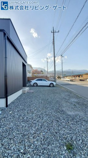 【駐車場】 | 駐車スペースは並列3台+2台の5台以上可能。
