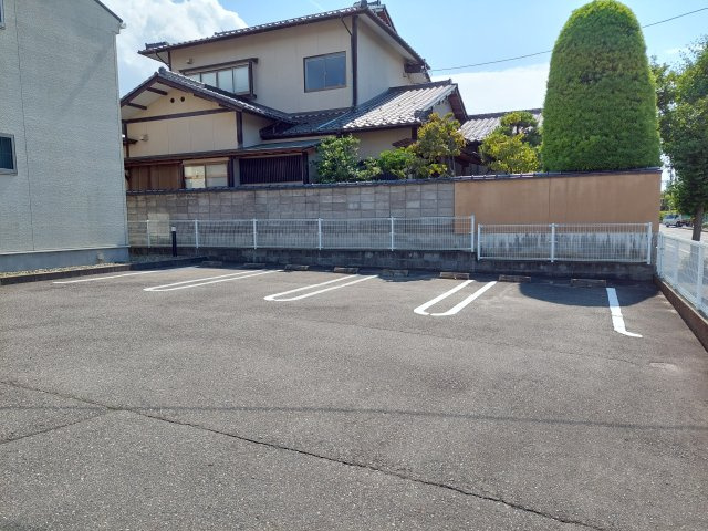 アイビーハウス白銀の駐車場|1住戸あたり1台　計4台分となります。