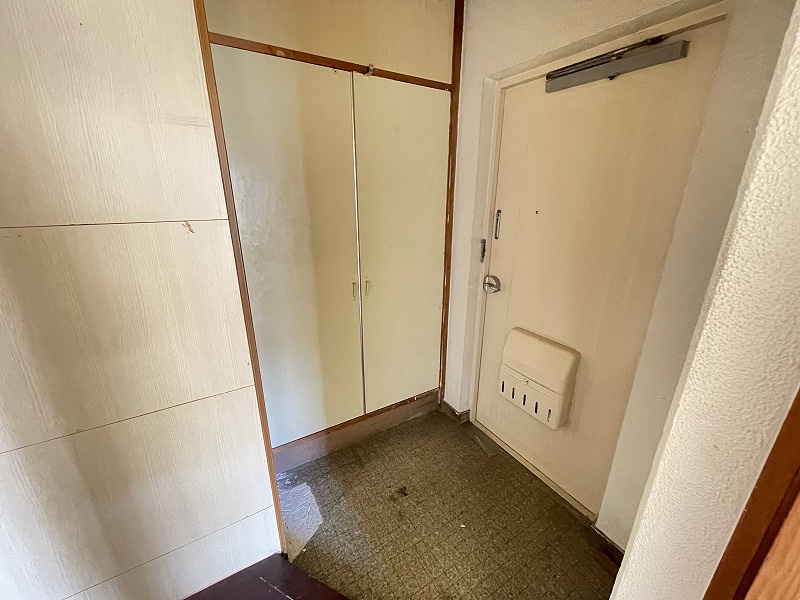 月丘団地　２号棟の玄関