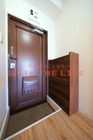 稲益ハイツ【10,000円キャッシュバック対象物件】の玄関|収納もある玄関です