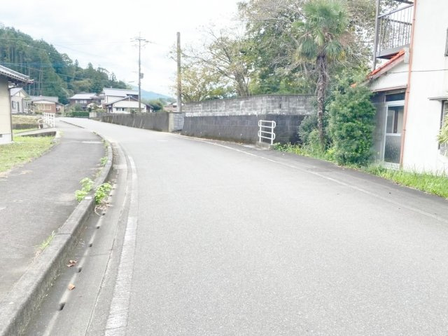 武雄市山内町大字三間坂古家付土地の前面道路含む現地写真|前面道路含む現地写真です