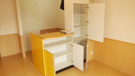 メルベーユＫの居間・リビング|キッチン下の収納が豊富です。