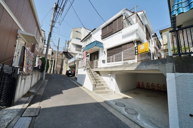 【保土ケ谷常盤台32-20中古戸建て】（常盤台小学校・保土ヶ谷中学校）の前面道路含む現地写真