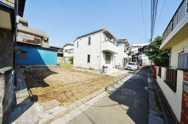 【保土ケ谷峰岡町２丁目180-1新築戸建て】（峰小学校・宮田中学校）の前面道路含む現地写真