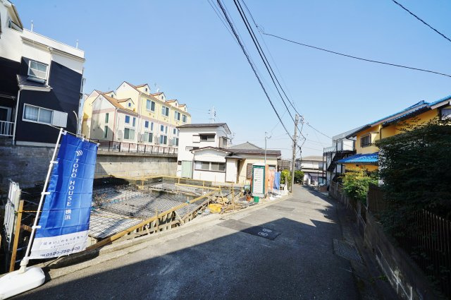 【保土ケ谷星川１丁目22-26新築戸建て１号棟】（星川小学校・岩崎中学校）の前面道路含む現地写真