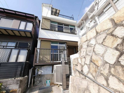 【外観】 | 会下山町３丁目戸建 | 物件までに階段がございます。諸条件ご相談ください＾＾