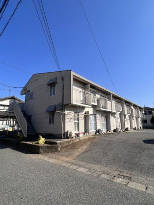 【駐車場】 | エルムハイツA | 駐車場は目の前、入り口部分の写真になります