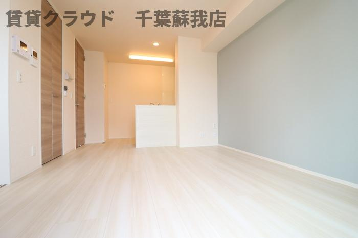 サニーリヴＦの居間・リビング|アクセントクロスは雰囲気もグッとオシャレになりますよね♪