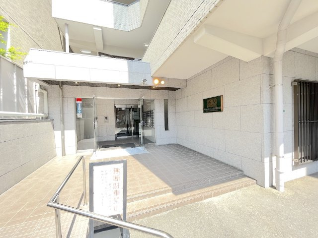 ライオンズマンション護国神社前のエントランス