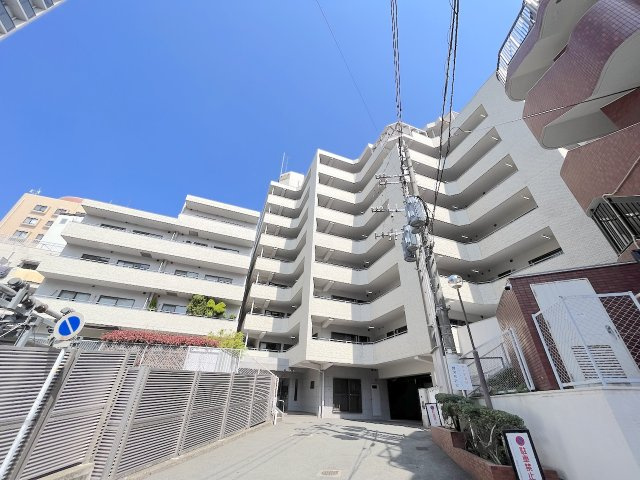 ライオンズマンション護国神社前の外観