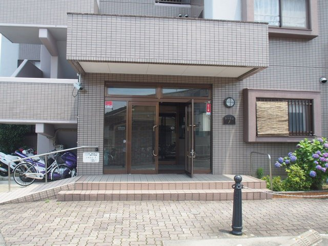 シャルムⅠ【キャッシュバック対象物件】のエントランス|清潔なエントランスです