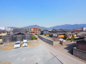 【展望】 | 【穏やかな街並みの眺望】
バルコニーから見える穏やかな街並み
爽やかな風と柔らかく降り注ぐ陽光を感じて頂けます。心地良い開放感が暮らしにゆとりと充足感をもたらします